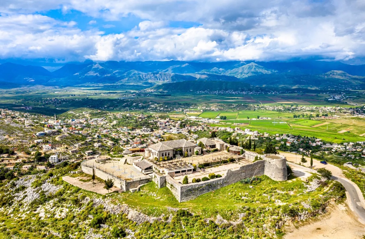 Lëkurësi Castle 20 min drive